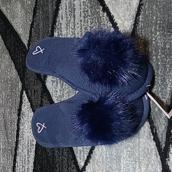 VICTORIA SECRET 2017 EMBROIDERED KNIT POM-POM SLIPPERS - Picture 7 of 10